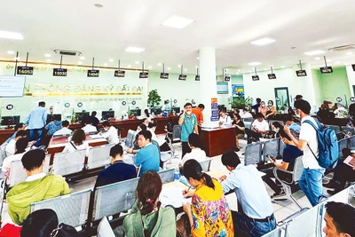 Người dân làm thủ tục hành chính tại Văn phòng đăng ký đất đai thành phố Thủ Đức, Thành phố Hồ Chí Minh. (Ảnh TÙNG QUANG) 