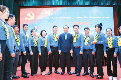 Chủ tịch Tổng Liên đoàn Lao động Việt Nam Nguyễn Đình Khang gặp gỡ các điển hình tại Hội nghị biểu dương công nhân lao động tiêu biểu là đảng viên Đảng Cộng sản Việt Nam lần thứ I-2025. (Ảnh HẢI NGUYỄN)