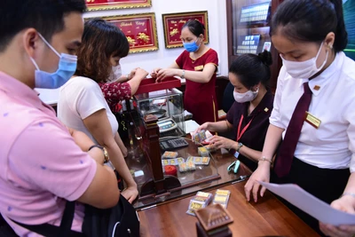 Người dân Hà Nội giao dịch mua bán vàng. (Ảnh DŨNG MINH)
