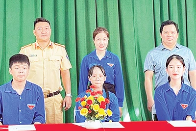  Các em học sinh Trường THPT Đồng Bành chuẩn bị ký cam kết không vi phạm ATGT, tham gia giao thông an toàn. (Ảnh Cường Thành)
