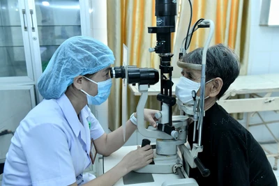 Bác sĩ Bệnh viện đa khoa Vĩnh Linh, tỉnh Quảng Trị khám bệnh cho người cao tuổi. (Ảnh ĐĂNG KHOA) 