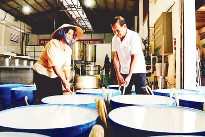 Nghề làm bột gạo tươi của cơ sở sản xuất bột gạo Tư Nương, Phường 2, thành phố Sa Đéc. 