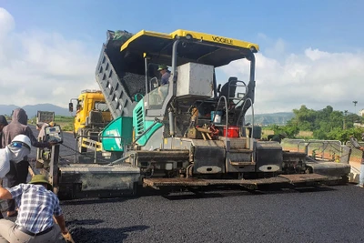 Ðường cao tốc bắc-nam đoạn Mai Sơn-quốc lộ 45 đang thi công nước rút, phấn đấu hoàn thành cuối năm nay. 