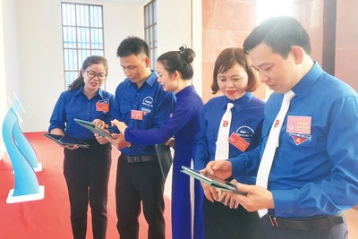 Tuổi trẻ Yên Bái tham gia hoạt động chuyển đổi số. 