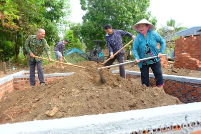 Chị Nguyễn Hồng Phúc ở khu phố Thanh Bình, thị trấn Thanh Hòa, huyện Bù Đốp cùng người thân góp thêm tiền và ngày công để xây dựng ngôi nhà mới khang trang hơn. 