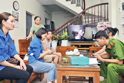 Tổ công tác quận Bắc Từ Liêm hướng dẫn người dân phường Cổ Nhuế 1 cài đặt ứng dụng VNeID và kích hoạt tài khoản định danh điện tử. (Ảnh THẾ ÐẠI)