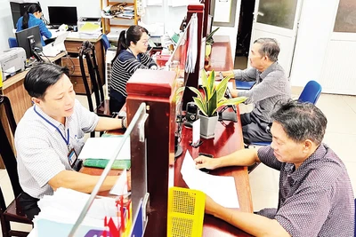Người dân đến làm thủ tục hành chính tại Phường 6, Quận Bình Thạnh. 