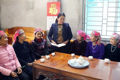 Bí thư Chi bộ thôn Én 2 (xã Khánh Yên Trung, huyện Văn Bàn) Lương Thị Ðồng vận động phụ nữ cao tuổi trong thôn thực hiện nếp sống văn hóa mới. (Ảnh PHẠM SƠN) 