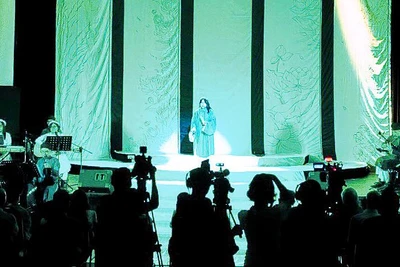 Vở độc diễn cải lương "Ðợi Kiều" thể hiện góc nhìn mới trên nền chất liệu trẻ trung, sáng tạo. 