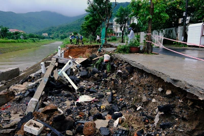Mưa lớn gây nên một số điểm sụt lún tại thành phố Đà Nẵng. 