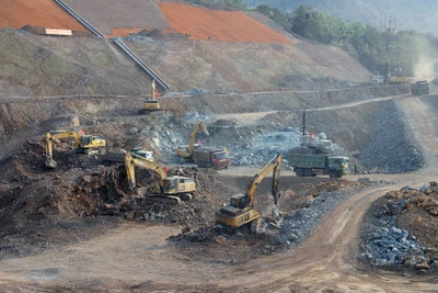 Công trường xây dựng Nhà máy Thủy điện Hòa Bình mở rộng. (Ảnh TÙNG LÂM) 