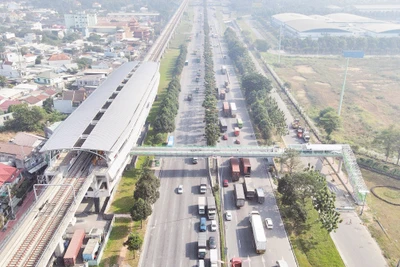 Cầu bộ hành đang được hoàn thiện để kết nối các ga của tuyến Metro số 1 với Xa lộ Hà Nội. 