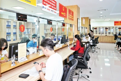 Giải quyết thủ tục hành chính cho doanh nghiệp tại Bộ phận một cửa Sở Kế hoạch và Đầu tư thành phố Hà Nội. (Ảnh DUY LINH) 
