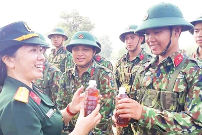 Những chai nước mát được các hội viên Hội Phụ nữ chuyển đến tận tay các chiến sĩ trong những phút giải lao trên thao trường.