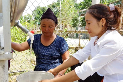 Ðưa nước sinh hoạt về cho đồng bào Ðan Lai ở bản Cửa Rào. 