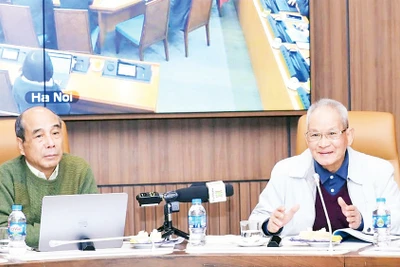 Các nhà khoa học trao đổi, đóng góp giải pháp phát triển khoa học-công nghệ với lãnh đạo thành phố Hà Nội. 