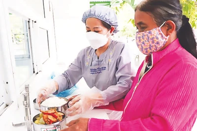 Bệnh nhân nhận suất ăn miễn phí từ bếp ăn "Hiểu và Thương" tại Bệnh viện Đa khoa tỉnh Ninh Thuận. 