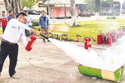 Tập huấn công tác phòng cháy, chữa cháy, cứu hộ, cứu nạn tại Công ty cổ phần Việt Nam Kỹ nghệ súc sản (VISSAN). (Ảnh CTV) 