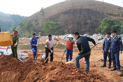 Lực lượng chức năng tỉnh Yên Bái tiêu hủy 7.560kg tràng trứng gà non đông lạnh không rõ nguồn gốc. 