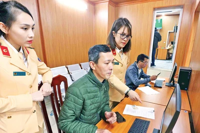 Hướng dẫn người dân làm thủ tục đăng ký cấp, đổi giấy phép lái xe trên Cổng dịch vụ công quốc gia và ứng dụng VNeID.