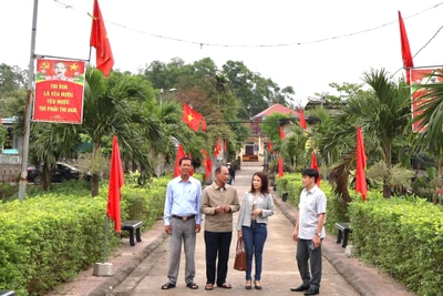 Cán bộ Mặt trận các cấp huyện Bố Trạch trao đổi về mô hình khu dân cư tự quản. 