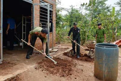 Công an huyện Cư Kuin (tỉnh Đắk Lắk) hỗ trợ hoàn thiện nhà cho người dân. (Ảnh Minh Nhật) 