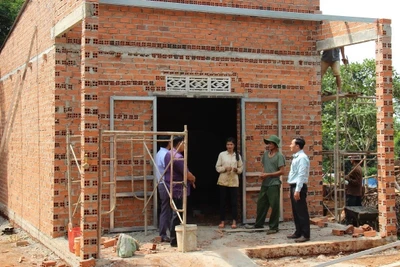 Bình Phước hỗ trợ người dân xây nhà tình thương, góp phần giúp xóa đói, giảm nghèo.