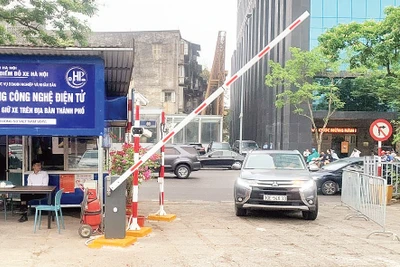 Một điểm trông giữ xe hạn chế dùng tiền mặt trên phố Trần Quang Khải. 