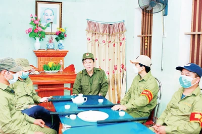 Các thành viên "Ðội tự quản về an ninh trật tự tại Khu dân cư" xã Tự nhiên, huyện Thường Tín hội ý về công tác trên địa bàn. (Ảnh HỒNG SƠN) 