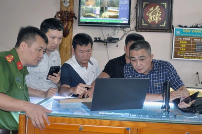 Công an điều tra vụ án cướp tiệm vàng Ðức Nam tại huyện Kim Thành, tỉnh Hải Dương. (Ảnh KHÁNH NGÂN) 