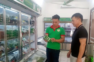 Nhân viên Hợp tác xã Hải Khang giới thiệu sản phẩm giò bò được chế biến từ thịt bò Vàng vùng cao.