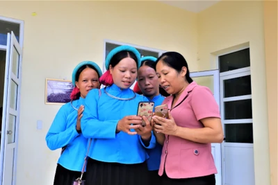 Cán bộ xã hướng dẫn cài đặt ứng dụng công nghệ trên máy điện thoại thông minh cho bà con dân tộc vùng cao xã Lục Hồn, huyện Bình Liêu.
