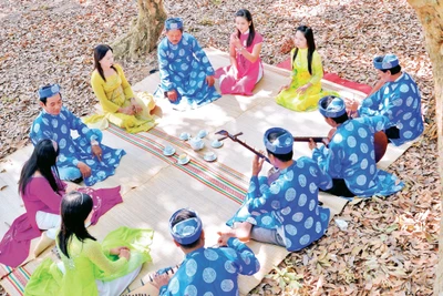 Biểu diễn đờn ca tài tử tại vườn nhãn cổ ở thành phố Bạc Liêu. (Ảnh Phan Thanh Cường). 