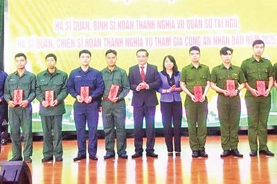 Lãnh đạo quận Thanh Khê (Đà Nẵng) trao quà tặng quân nhân xuất ngũ. (Ảnh PHƯƠNG KIẾM) 