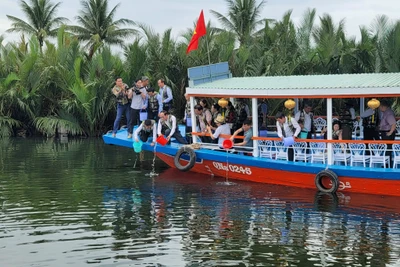 Các cơ quan chức năng và người dân tham gia thả cá để khôi phục nguồn lợi thủy sản khu vực ven biển. 