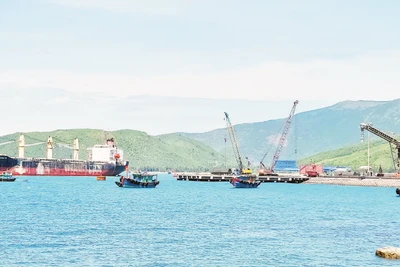 Tàu vào nhận hàng ở Cảng Hòn La. 