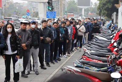 Người dân xếp hàng làm thủ tục cấp đổi giấy phép lái xe tại số 2 Phùng Hưng, quận Hà Đông, Hà Nội. 