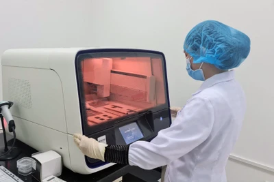 Cán bộ kỹ thuật Trung tâm Giám định ADN vận hành hệ thống giải trình tự gien thế hệ mới. 