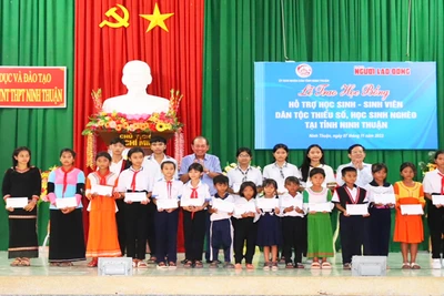 Ông Trương Hòa Bình trao học bổng cho các em học sinh, sinh viên dân tộc thiểu số tỉnh Ninh Thuận.