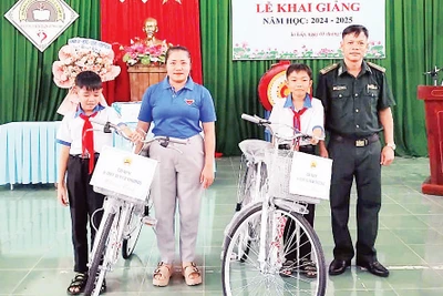 Đồn Biên phòng Ea H’Leo trao quà tặng học sinh Trường THCS Trần Hưng Đạo, xã Ia Lốp, huyện Ea Súp. 