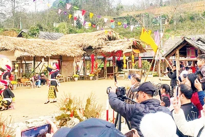 Du khách khám phá một điểm du lịch tại Sa Pa (Lào Cai). 