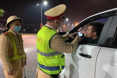 Công an huyện Ðầm Hà phối hợp Ðội Cảnh sát giao thông số 3 (Công an tỉnh Quảng Ninh) tuần tra, kiểm soát xử lý vi phạm nồng độ cồn đối với người điều khiển các phương tiện tham gia giao thông. (Ảnh Quốc Nghị) 