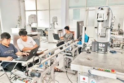 Đào tạo nguồn nhân lực tự động hóa tại Khu Công nghệ cao Thành phố Hồ Chí Minh. 