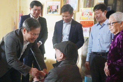 Bí thư Tỉnh ủy Quảng Bình Vũ Ðại Thắng thăm, tặng quà người có công ở huyện Lệ Thủy. 