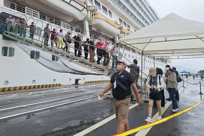 Khách du lịch tàu biển cập cảng Tiên Sa (Đà Nẵng). (Ảnh THU HÀ) 