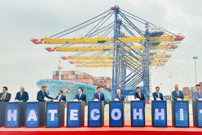 Lãnh đạo Trung ương và các đại biểu nhấn nút khánh thành Cảng Container quốc tế Hateco Hải Phòng.