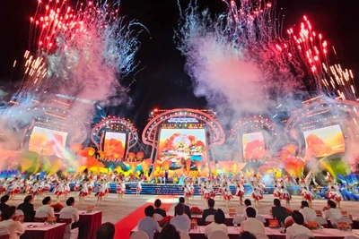 Lễ hội Hoa phượng đỏ gắn với kỷ niệm Ngày Giải phóng Hải Phòng.