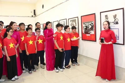 Quang cảnh triển lãm ảnh “Đất nước trọn niềm vui”.