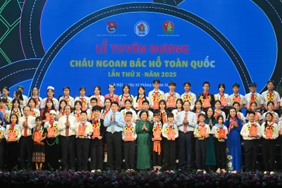 Chủ tịch nước Lương Cường cùng các đại biểu trao tặng biểu trưng ảnh Bác Hồ và học bổng tặng các bạn đội viên, thiếu nhi có thành tích xuất sắc trong cả nước tại lễ tuyên dương.