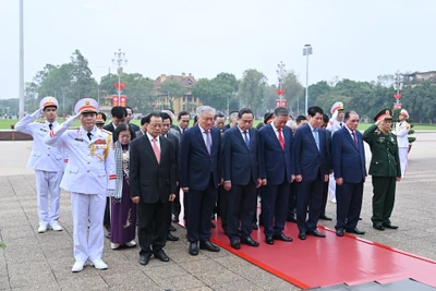 Các đồng chí lãnh đạo, nguyên lãnh đạo Đảng, Nhà nước thành kính tưởng nhớ công lao to lớn của Chủ tịch Hồ Chí Minh. (Ảnh: THỦY NGUYÊN)